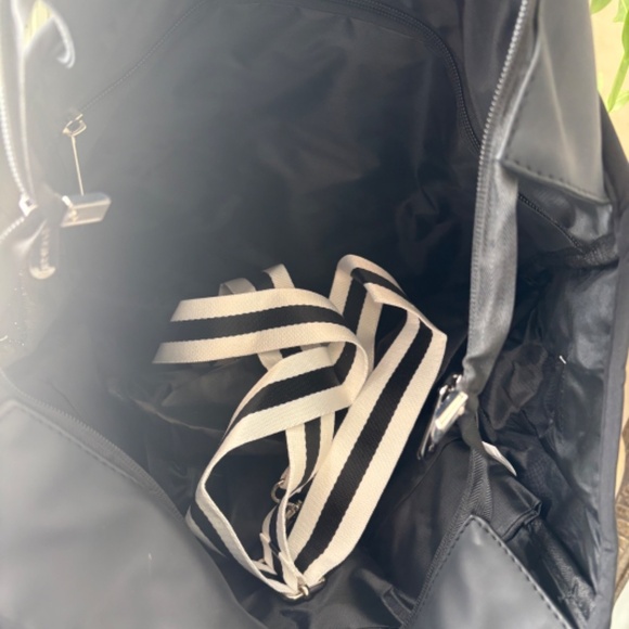 Spoengru Black and White Large Pickleball Tote with Shoe Compartment - Picture 9 of 11